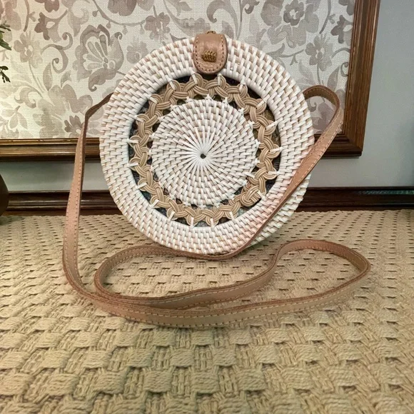 Round wicker crossbody purse - Picture 1 of 7
